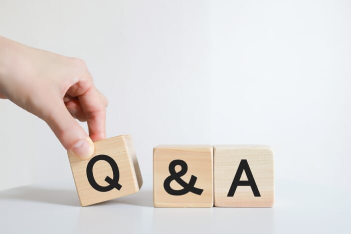 ヒノキの床に関するよくある質問(Q&A)を示す木製ブロック
