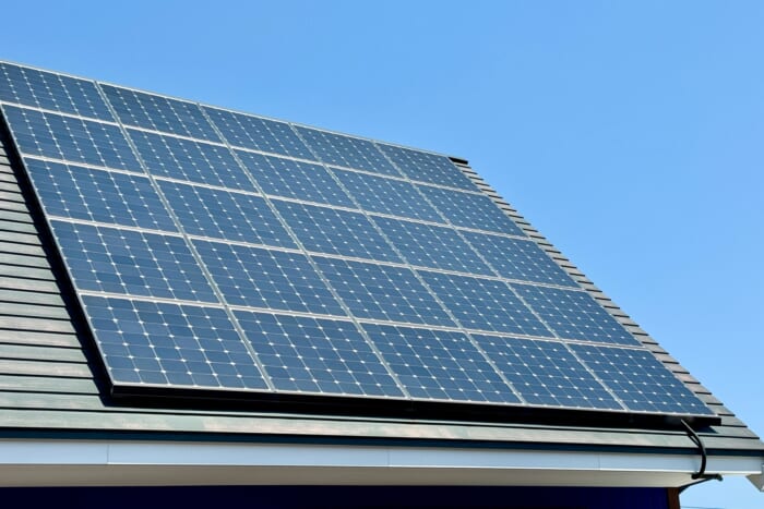 個人住宅用太陽光発電設備等導入支援事業の対象となる屋根上の太陽光パネル