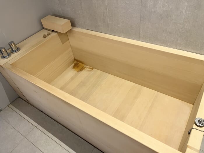 底の一部が茶色く変色した檜の浴槽