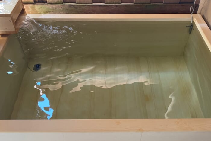 お湯を張った檜の浴槽